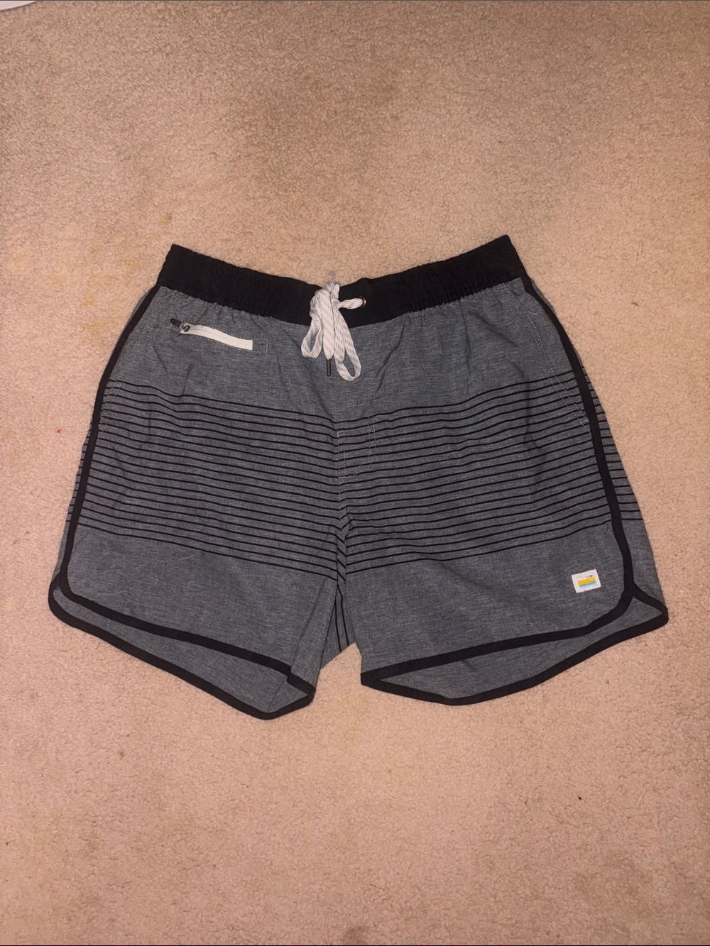Vuori Trail Shorts in Shale/Neptune size M
